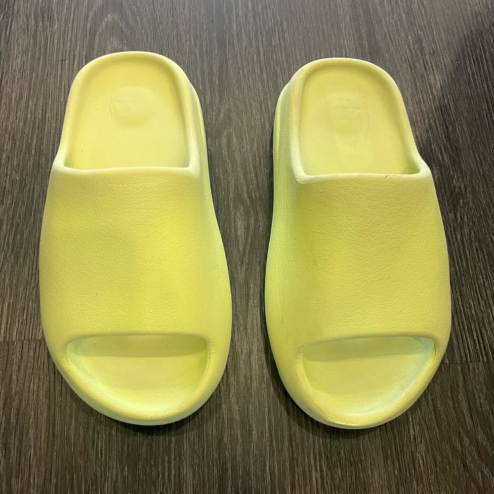 Adidas Yeezy Green Glow Slide size 6